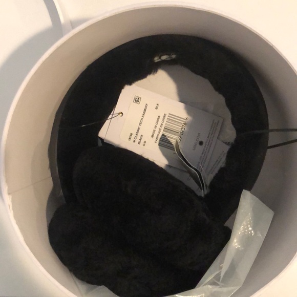 UGG Classic Tech Earmuff - Picture 4 of 4